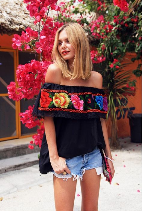 What to Wear to Your Cinco de Mayo Fiesta via @WhoWhatWear Haine Diy, Fest Outfits, Mexican Fashion, Mode Hippie, Bohemian Mode, Hippie Look, Moda Boho, Looks Black, Outfit Trends