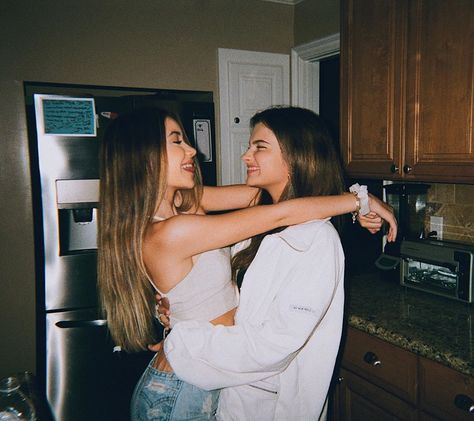 56.9 mil Me gusta, 339 comentarios - Soph (@sophiabbirlem) en Instagram: "forever" Sophia Bella Birlem, Paige Bueckers, Sophia Birlem, Lexi Jayde, Cute Friend Pictures, Bff Pictures, July 31, Friend Photoshoot, Cute Friends