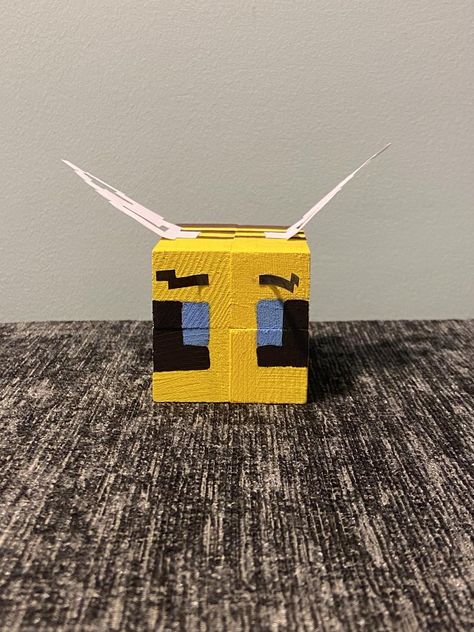 if you don’t know it’s a Minecraft bee Minecraft Room Decor, Painting Minecraft, Minecraft Bee, Minecraft Blocks, Minecraft Anime, Minecraft Room, Toy Sculpture, Easy Pixel Art, Diy Blocks