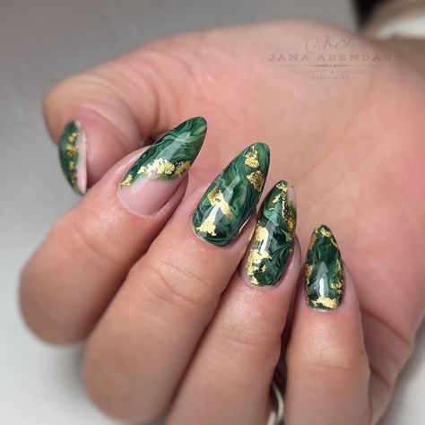 Jade Nails Gel, Green Geode Nails, Moss Agate Nails, Green Marble Nails, Enchanted Forest Prom, Crystal Rose, Green Nature, Marble Nails, Crystal Nails