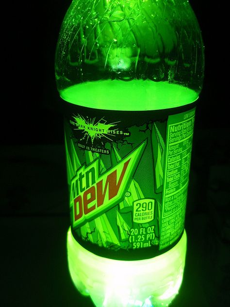 mountain dew glow experiment (4) by Joelk75, via Flickr Spring Sensory, Non Newtonian Fluid, Fun Science Experiments, Halloween Costume Kids, Summer Stem, Dark Mountains, Diy Glow, Tech Gadget, Diy Science