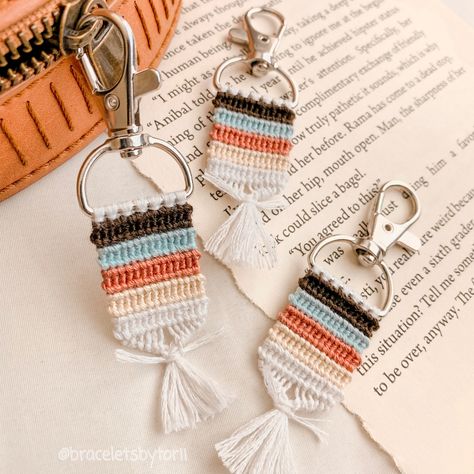 Embroidery Floss Keychain Diy, Keychain With Embroidery Floss, Bracket Making, Embroidery Floss Bracelets, Keychain Patterns, Floss Bracelets, Diy Friendship Bracelets Tutorial, Keychain Ideas, Cute Friendship Bracelets