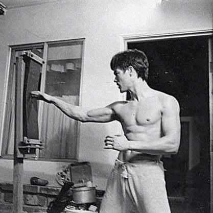 Martial arts One Inch Punch, Bruce Lee Training, Bruce Lee Martial Arts, Martial Arts Instructor, Bruce Lee Photos, Jeet Kune Do, Martial Arts Movies, Brandon Lee, Enter The Dragon