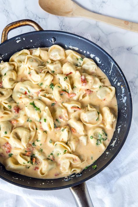 Creamy Tomato Basil Tortellini Creamy Tomato Basil Tortellini, Tomato Basil Tortellini, Ham Pasta, Tortellini Recipes, Basil Pasta, Fettuccine Alfredo, Pan Meals, Dinner Healthy, Creamy Pasta