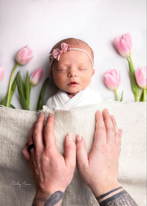 Newborn Bunny Photoshoot, Flower Newborn Photography, Newborn Photos With Flowers, Newborn Photoshoot Ideas Girly, Baby Flower Photoshoot, Easter Newborn Photoshoot, Newborn Photography Girly Ideas, Newborn Easter Photography, Newborn Baby Girl Photoshooting Ideas