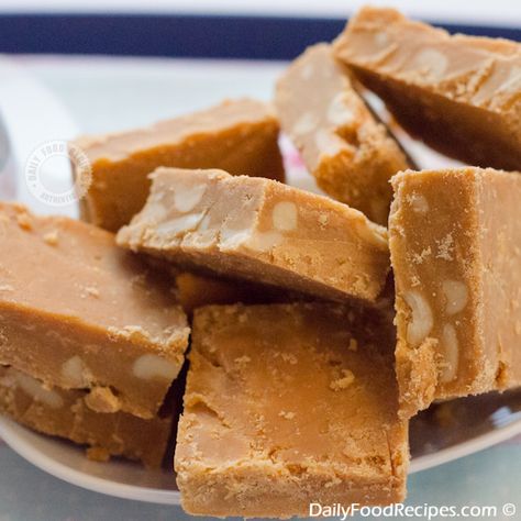 Milk Toffee (Kiri Toffee) - updated image Chocolate Caramel Fudge, Candy Cookie Cake, English Toffee Recipe, Milk Toffee, Cookie Cake Pie, Fudge Recipes Chocolate, Toffee Recipe, Milk And Sugar, English Toffee