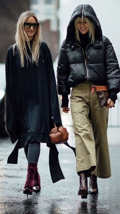 Puffer jacket with wide-leg trousers Street Style Rain Boot Outfit, Raining Day, Moda Paris, Moda Chic, Street Style Chic, Fashion Weeks, Street Style Inspiration, Neutral Fashion, Winter Clothes