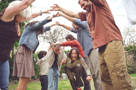 Big Family Photo Shoot Ideas, Large Family Photo Shoot Ideas, Large Family Pictures, Large Family Photography, Extended Family Pictures, Large Family Portraits, Large Family Poses, Family Photo Studio, Extended Family Photography