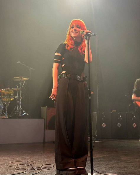 Hayley Williams On Stage, Hayley Williams Outfits Casual, Hayley Williams Stage Outfits, Hayley Williams Outfits 2000s, Elevated Emo Style, Hayley Williams Tour Outfits, Hayley Williams Outfits, Hayley Williams Style, Hayley Wiliams