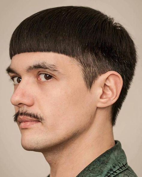 32+ Stylish Modern Bowl Cut Hairstyles for Men - Men's Hairstyle Tips #menshair #longhairmen #bowlcut #menshairstyles #menshaircut #menshaircuts Army Haircut, Self Haircut, Super Short Haircuts, Military Haircut, Edgars Haircut, Bowl Haircuts, Hairstyle Tips, Beard Haircut, Textured Haircut