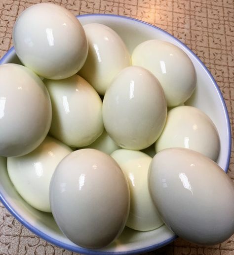 How to Cook Easy Peel Hard-Boiled Eggs - Pattern Princess Best Boiled Eggs, Anne Twist, Kwek Kwek, Hard Boiled Eggs Easy Peel, Creative Egg Recipes, Easy Hard Boiled Eggs, Egg Nutrition Facts, Cooking Hard Boiled Eggs, Boiled Egg Recipes