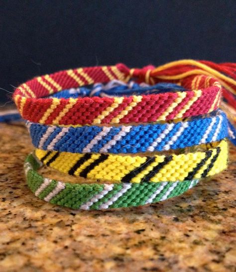 Gryffindor, Ravenclaw,Hufflepuff, and Slytherin!! ALL OF THEM!! Totally doing this! Harry Potter Friendship, Embroidery Yarn, Clay Bracelets, Friendship Bracelets Easy, Festa Harry Potter, Harry Potter Kids, Anniversaire Harry Potter, Harry Potter Jewelry, Harry Potter Birthday Party