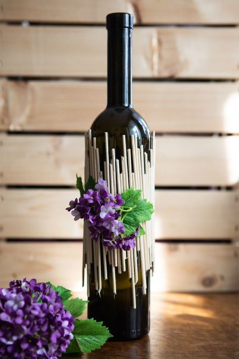 Green Bottle Art, Glass Bottle Centerpieces, Bottle Art Ideas, Bottle Decoration Ideas, Toples Kaca, Wine Bottle Vases, Wine Bottle Centerpieces, Bottle Centerpieces, Bottle Decoration