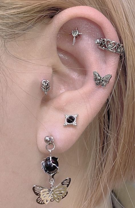 Ear Piercing Setup Ideas, Nose Piercing Ideas, Stud Earrings Black, Piercing Inspo, Cool Ear Piercings, Pretty Ear Piercings, Grunge Jewelry, Cool Piercings, Cute Ear Piercings