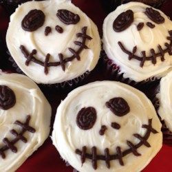 Creepy Halloween Skull Cupcakes - Allrecipes.com Candy Corn Jello Shots, Diy Halloween Food, Skull Cupcakes, Creepy Halloween Food, Kids Halloween Food, Halloween Popcorn, Scary Skull, Cupcake Recipes Chocolate, Spooky Treats