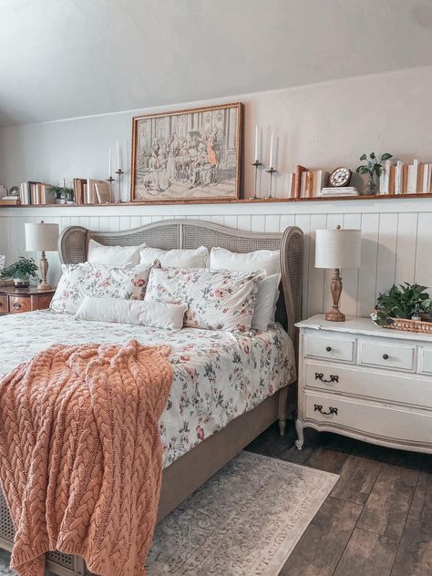 Basement Half Wall Ledge Ideas Bedroom, Shiplap Bedroom Wall With Shelf, Half Shiplap Wall Bedroom, Half Wall Wood Paneling Ideas Bedroom, Master Cottage Bedroom, Farm House Guest Bed, Modern Country Bedrooms, Guest Bedroom Decor, Cottage Interior