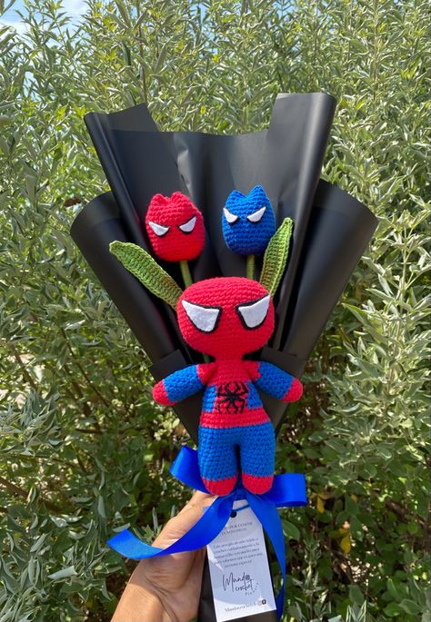 Ramo de spiderman tejido a crochet Spider Man Crochet Bouquet, Man Bouquet, Spiderman Gifts, Book Crafts Diy, Crochet Bouquet, Cute Couple Gifts, Austin And Ally, Crochet Doll Pattern, Amazing Spiderman