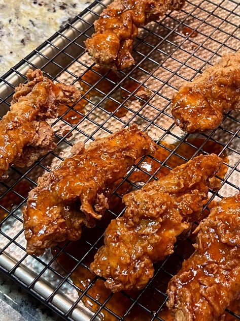 Honey Siracha Chicken, Honey Siracha, Spicy Chicken Tenders, Best Fried Chicken Recipe, Buttermilk Chicken Tenders, Spicy Honey Chicken, Honey Sriracha Sauce, Honey Sriracha Chicken, Sriracha Chicken