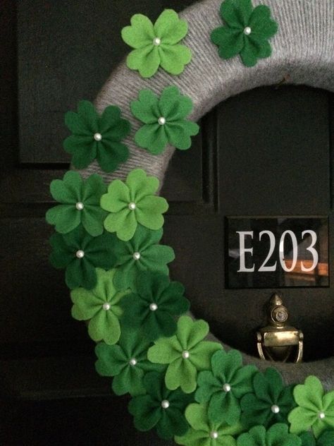 Diy St Patricks Day Wreath, Diy St Patrick's Day Crafts, Front Door Wreaths Diy, Clover Wreath, St Patricks Decorations, St. Patrick's Day Diy, St Patric, St Patrick Day Treats, March Crafts