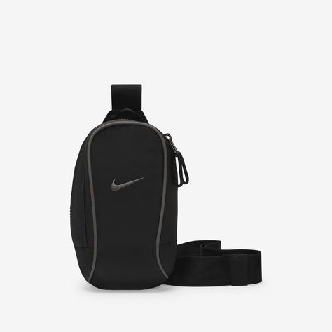 Nike Sling Bag, Nike Crossbody Bag, Crossbody Bag Outfit, Mochila Nike, Photographie Indie, Nike Bags, Streetwear Accessories, Small Stuff, Black Crossbody