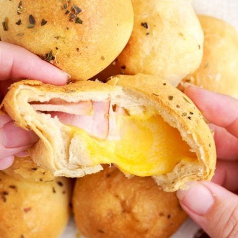 These Air Fryer Ham and Cheese Biscuit Bombs are the perfect snack or breakfast treat! Biscuits Air Fryer, Ham And Cheese Biscuits, Air Fryer Ham, Copycat Recipes Desserts, Ham And Cheese Breakfast, Stuffed Biscuits, Cheese Biscuit, 30 Min Meals, Snack Lunch