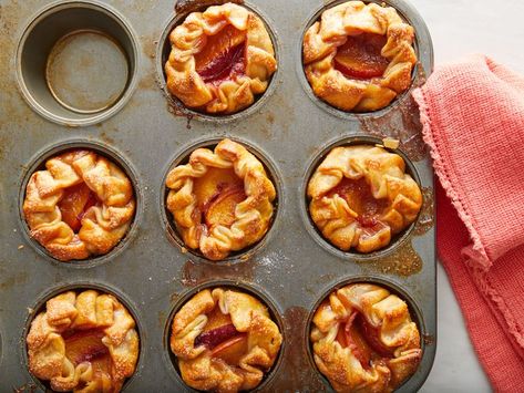 Easy Individual Peach Pies Recipe Mini Peach Pies, Pecan Monkey Bread, Peach Pies, Glazed Sweet Potatoes, Peach Pie Recipes, Mini Dessert Recipes, Dessert Mini, Peach Pie Filling, Individual Pies