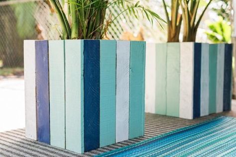 DIY Planter Boxes Oversized Planters, Diy Wooden Planters, Pallet Planter Box, Diy Planters Outdoor, Colorful Planters, Diy Planter Box, Rustic Planters, Wooden Planter Boxes, Pallet Planter