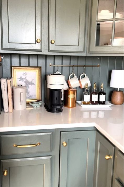 Kitchen Nespresso Station, Coffee Storage Ideas Kitchen Counters, Nespresso Coffee Bar Ideas Modern, Nespresso Bar Set Up, Nespresso Coffee Bar Ideas Kitchen Counter, Nespresso Station Coffee Corner, Nespresso Station, Coffee Bar Set Up, Nespresso Coffee Station Ideas