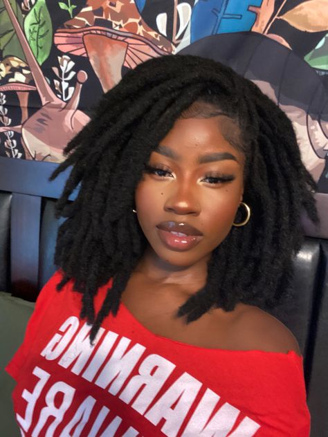 Dreads Black Women, Freeform Dreads, Pretty Dark Skin, Dreads Girl, Short Locs Hairstyles, Faux Locs Hairstyles, Pelo Afro, Dark Skin Beauty, Face Card