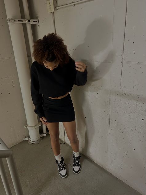 dunks fit inspo all black skirt and sweater Black Skirt And Sweater, Dunks Fit, Sza Concert, Full Black Outfit, Skirt And Sweater, Black Skirt Outfits, Cargo Skirt, Black Mini Skirt, Leather Mini Skirts