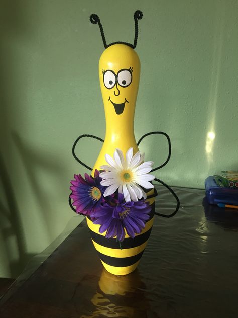 Bumble Bee Bowling Pin Bowling Pins Ideas Easy Diy, Bowling Pin Crafts Diy, What To Do With Old Bowling Pins, Bee Clothespin, Bowling Pin Painting Ideas, Bowling Pins Ideas, Bowling Decor, Bowling Centerpieces, Bowling Pin Upcycle