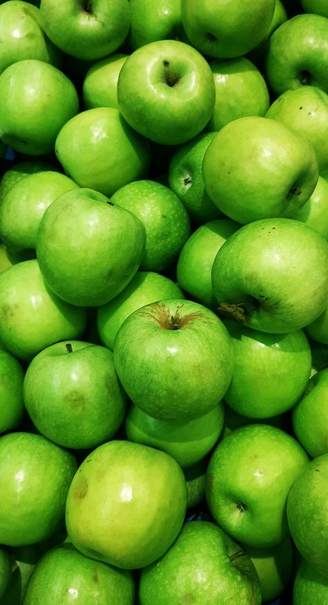 Apples Photography, Warm Scarves, Green Photography, Fruit Wallpaper, Fruit Photography, Cute Christmas Wallpaper, Food Wallpaper, Trending Pins, Beautiful Fruits