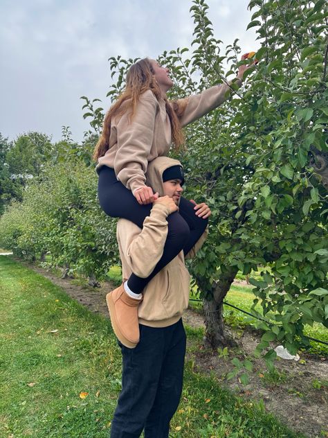 Picture inspo fall date idea at apple orchard Apple Picking Date, Fall Dates, Date Idea, Apple Orchard, Apple Picking, Couple Photos