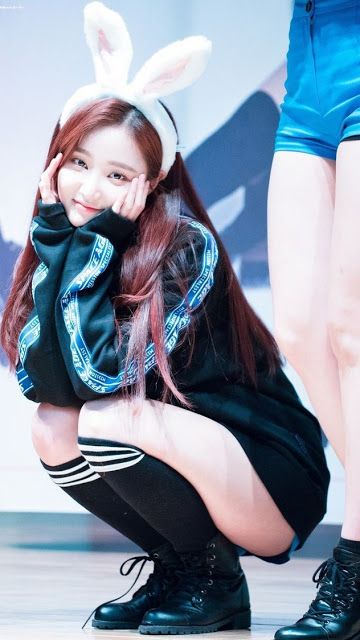 Yeonwoo (연우) - KpopLocks HD Asian Squat, Momoland Yeonwoo, Dancer In The Dark, Yeon Woo, K Pop Girls, Korean Celebrities, Girl Bands, Kpop Girl Groups, South Korean Girls