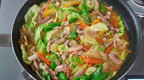 Finish the Chop Suey by adding the sauce and thickening. Chop Suey Sauce, Recipe With Cabbage, Chopsuey Recipe, Chicken Chop Suey, Chop Suey Recipe, Chicken Chop, Recipes Chinese, Ground Beef And Cabbage, Vegetarian Cabbage