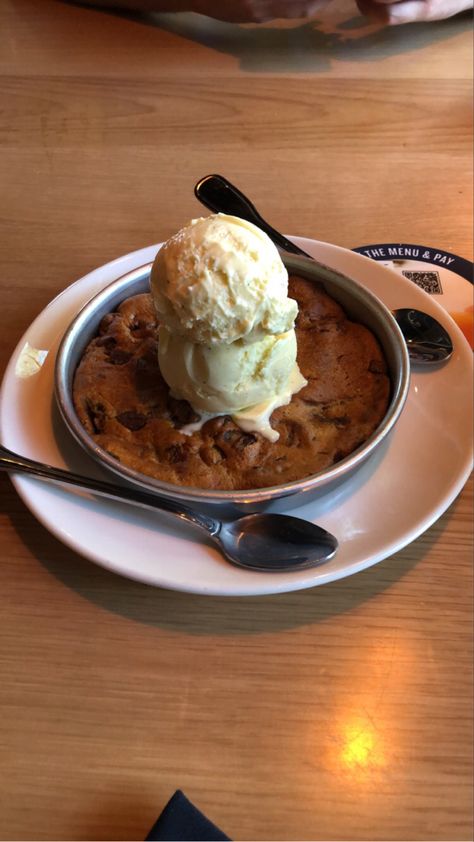 chocolate chip with vanilla ice cream pizookie from bjs Pizookie Aesthetic, Pizookie Recipe, Cookies And Ice Cream, Candy Drinks, Junk Food Snacks, Unhealthy Food, Breakfast Dessert, Vanilla Ice, Foods To Eat