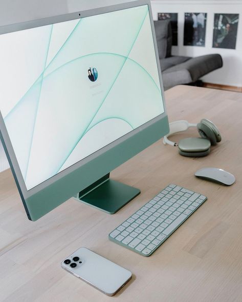 Green Imac Setup, Apple Desktop Aesthetic, Green Imac Desk Setup, I Mac Apple, Green Imac, Apple Computer Desktop, Imac Aesthetic, Highschool Goals, Imac Setup