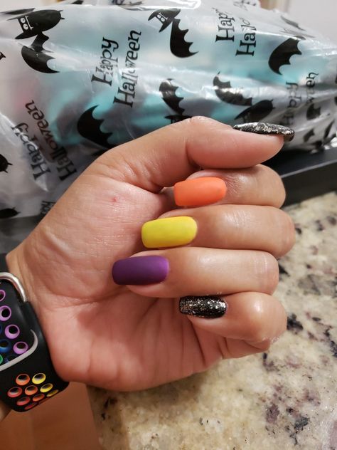 Halloween Nails Solid Colors, Simple Hocus Pocus Nails, Easy Hocus Pocus Nails, Hocus Pocus Nail Ideas, Hocus Pocus Nails Simple, Hocus Pocus Inspired Nails, Hocus Pocus Gel Nails, Halloween Nails Hocus Pocus, Halloween Color Nails