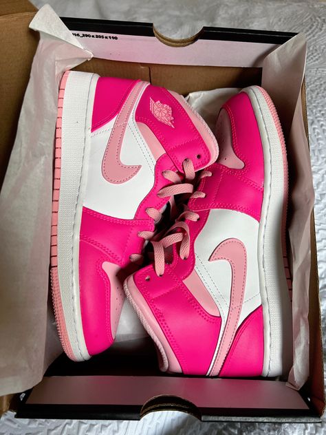 Air Jordan Mid Pink, Hot Pink Nike Air Jordans, Bright Pink Jordans, Jordans Roze, Fierce Pink Jordan 1, Pink Jordans Aesthetic, Pink Air Jordans Outfit, Pink Jordans 1, Barbie Jordans