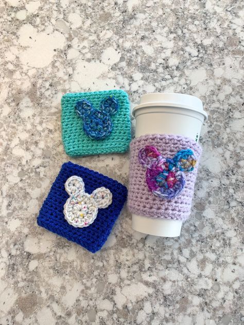 Disney Coffee Cozy Crochet Pattern, Disney Crochet Cup Cozy, Disney Christmas Crochet, Disney Crochet Projects, Disney Crochet Ideas, Crochet Drink Cozy, Disney Crochet Patterns Free, Disney Inspired Crochet, College Crochet