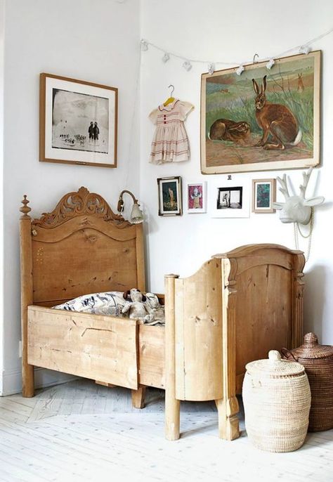 Kids rooms are so fun to decorate! Especially, if you are doing vintage inspired decor. Follow these 3 kids rooms decorating tips. Vintage Style Home Decor, Vintage Style Home, Hemma Diy, Asian Home Decor, Style Deco, Living Room Spaces, Kids Interior, Interior Design Ideas, Style Home