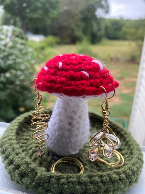 Handmade crochet mushroom earring ring holder Crochet Mushroom Earring Holder, Crochet Ring Holder, Earring Holder Crochet, Crochet Small Gifts, Crochet Presents Ideas, Crochet Earring Holder, Mushroom Ring Holder, Room Decor Mushroom, Mushroom Earring Holder