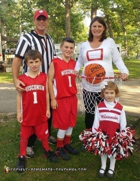 Basketball family Basketball Player Costume, Basketball Costume, Funny Group Halloween Costumes, Ball Costume, Halloween Costumes Diy Couples, Pregnancy Costumes, Homemade Costume, Childhood Dreams, Pregnant Halloween