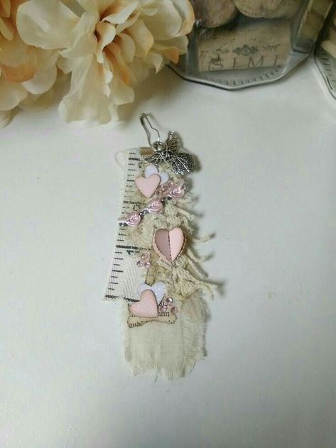 Shabby Chic Embellishments, Altered Paper Clips, Paperclip Crafts, Handmade Journals Diy, Junk Journal Embellishments, Embellishments Diy, Paper Clip Art, Journal Jewelry, Embellishment Ideas