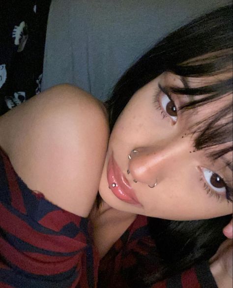 Vertical Labret Piercing, Face Piercings, Labret Piercing, Facial Piercings, Glo Up, Cute Makeup Looks, Foto Ideas Instagram, Ideas For Instagram Photos, Cute Poses For Pictures