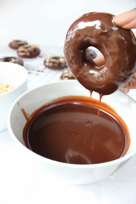 Donuts dipped in Nutella Glaze Edible Cookie Dough Healthy, Nutella Sauce, Gluten Free Donut Recipe, Nutella Donuts, Nutella Ganache, How To Make Nutella, Nutella Frosting, Ice Cream Cakes, Ganache Recipe