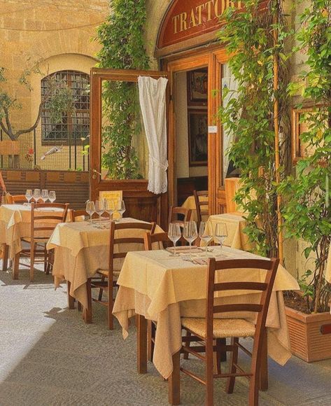 Italian Restaurant Interior, Italian Restaurant Decor, Italian Cottage, Italian Bar, Italian Cafe, Italian Aesthetic, Outdoor Cafe, Princess And The Frog, Italy Aesthetic