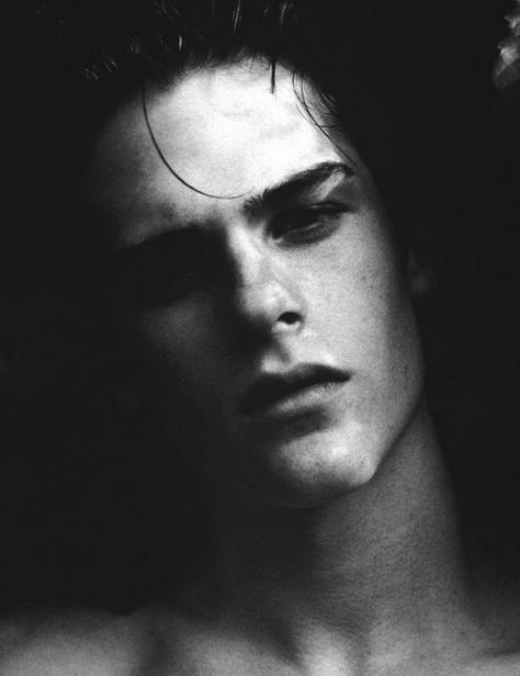 a male Kristen Stewart Black And White Portraits Men, Shadow On Face, Dark Boy, Male Photography, Foto Poses, Foto Art, Victoria Secret Angels, Male Portrait, 영감을 주는 캐릭터