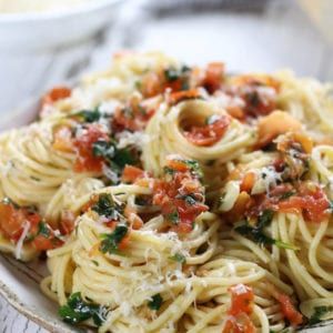 Tomato Caper Pasta Pasta Dishes With Capers, Neuer Wallpaper, Capers Recipe, Pasta Side Dishes, Healthy Pasta Recipes, Healthy Pastas, Mediterranean Diet Recipes, Dinner Idea, Easy Pasta