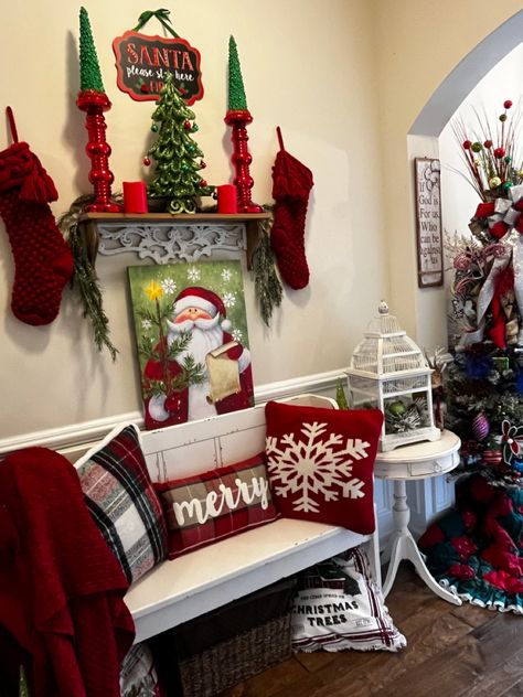 Christmas Entryway Bench, Merry Yule, Entryway Bench Decor, Christmas Fireplaces, Decor Natal, Christmas Entryway, Hallway Bench, Ideas Navidad, Christmas Tree Decorations Diy